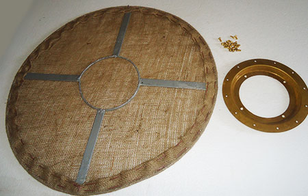 Anneau en jute avec plaque en laiton